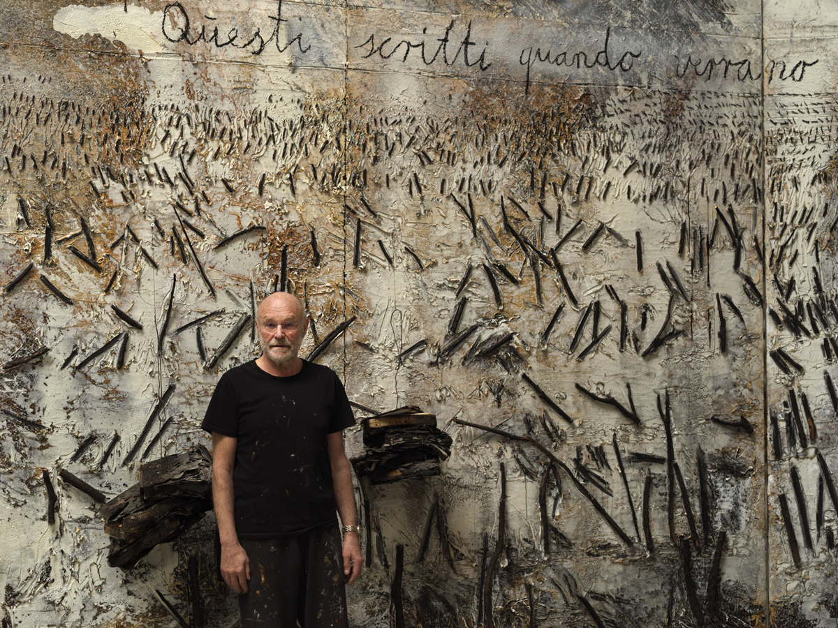 Obra monumental de Anselm Kiefer con materiales industriales y simbolismo histórico en exposición