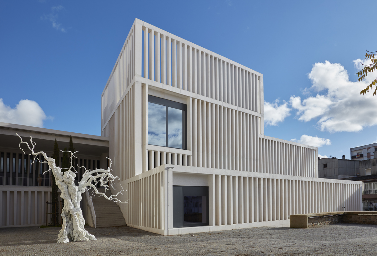 Fachada del Museo Helga de Alvear con arquitectura contemporánea de líneas limpias y volúmenes geométricos en Cáceres.