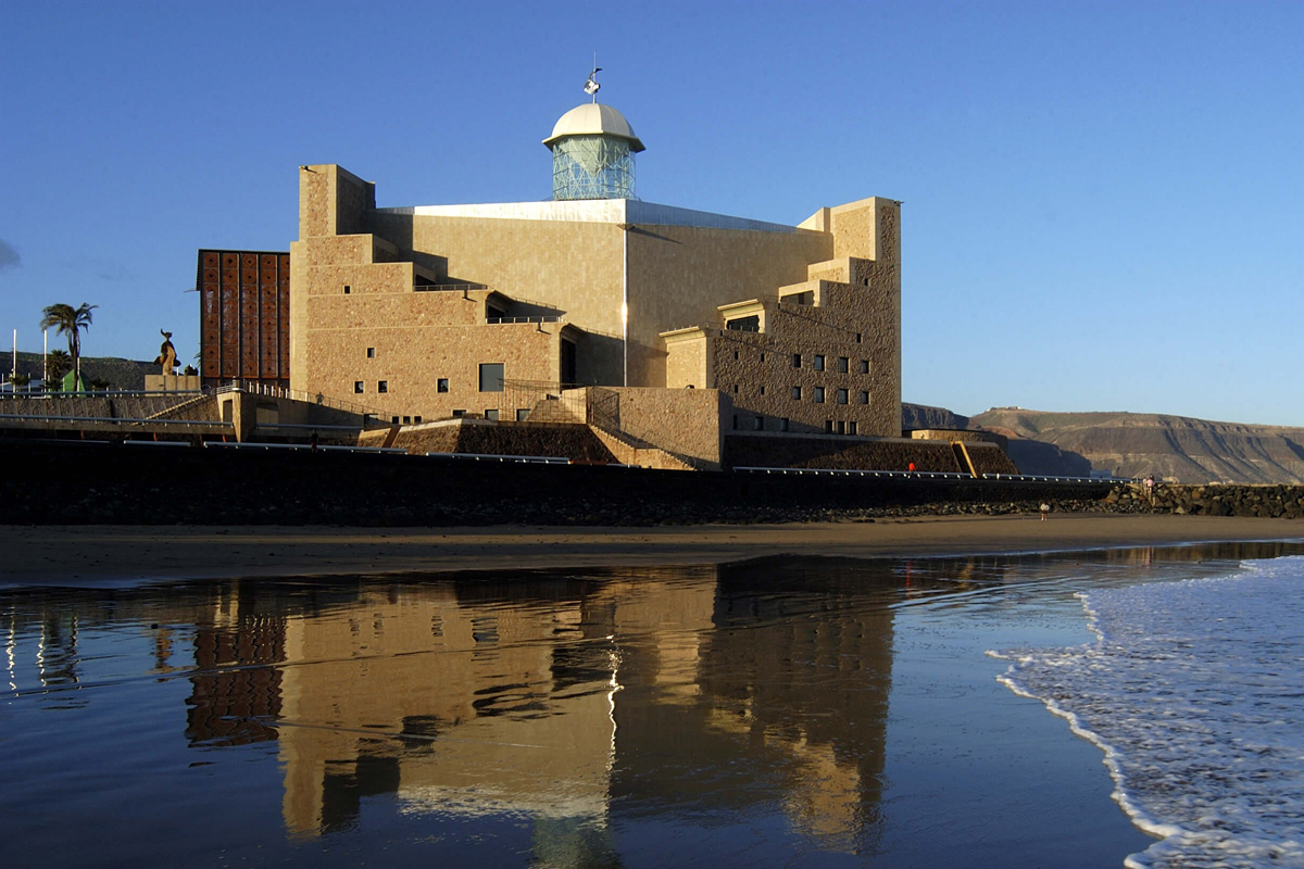 Exterior del Auditorio Alfredo Kraus frente al mar, con su imponente estructura moderna junto a la playa de Las Canteras en Las Palmas de Gran Canaria.