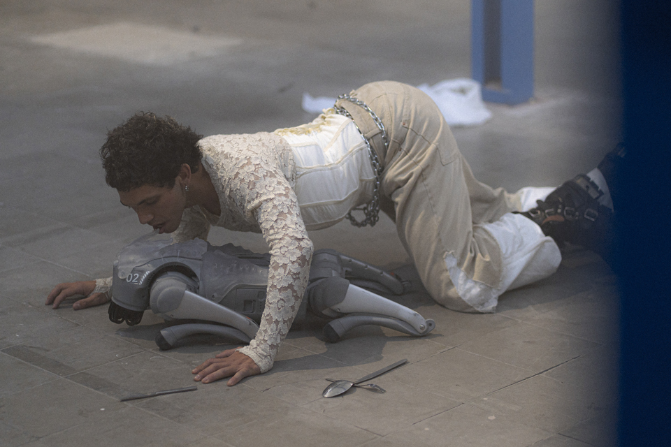 Robot interactivo en la pieza “CAN I PET THAT DRAWG?” durante el festival MMMAD en Madrid