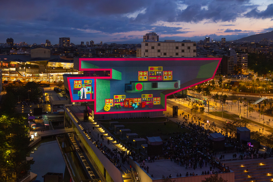 Fachada del Disseny Hub de Barcelona con mapping digital durante el festival OFFF