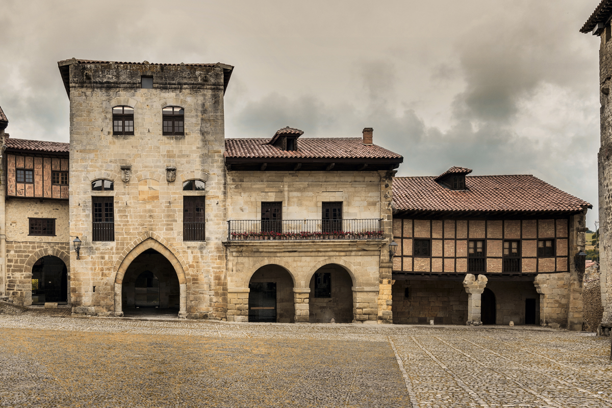 Torre medieval histórica convertida en espacio cultural para actividades literarias y eventos del Día del Libro
