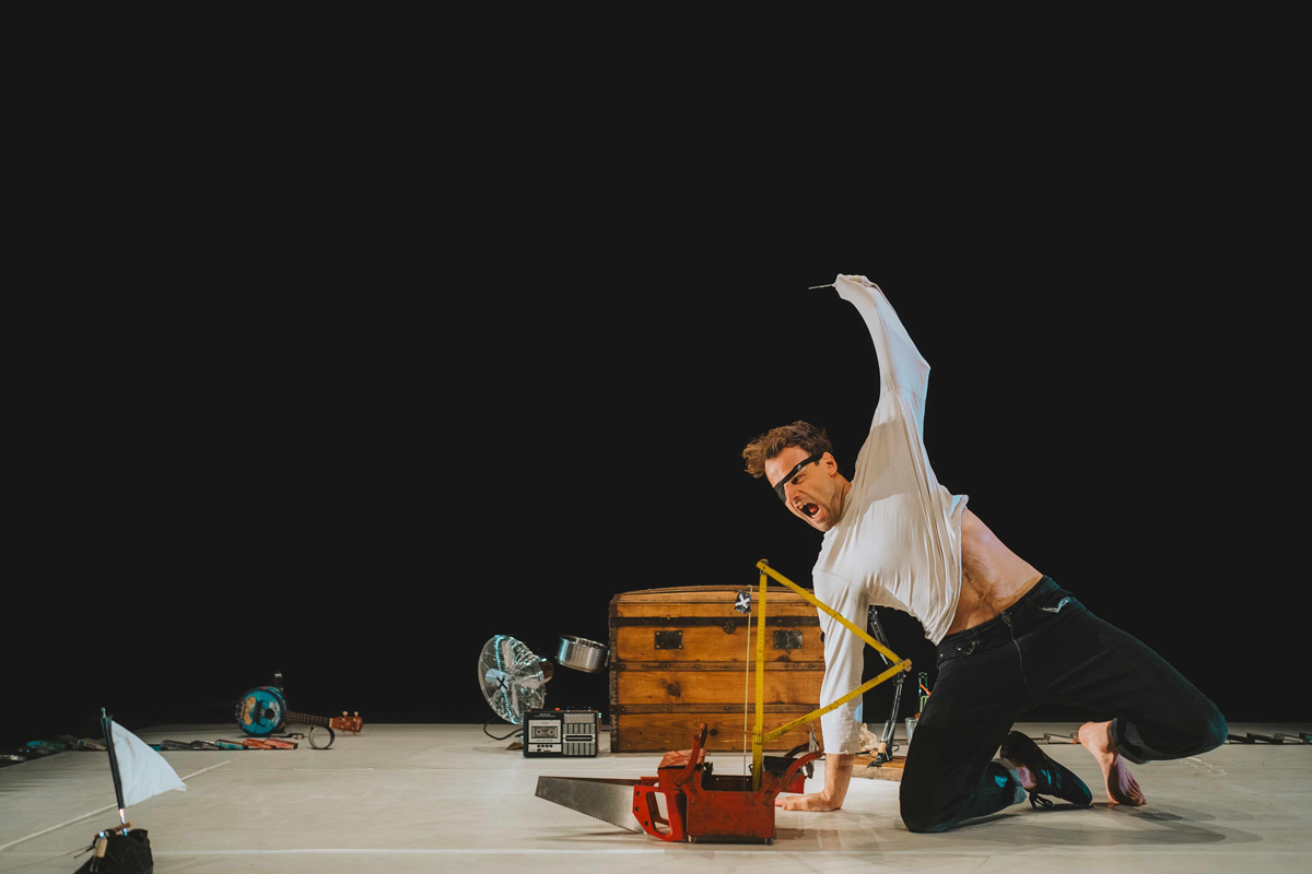 Un intérprete de Les Hommes Sensibles en una escena performativa