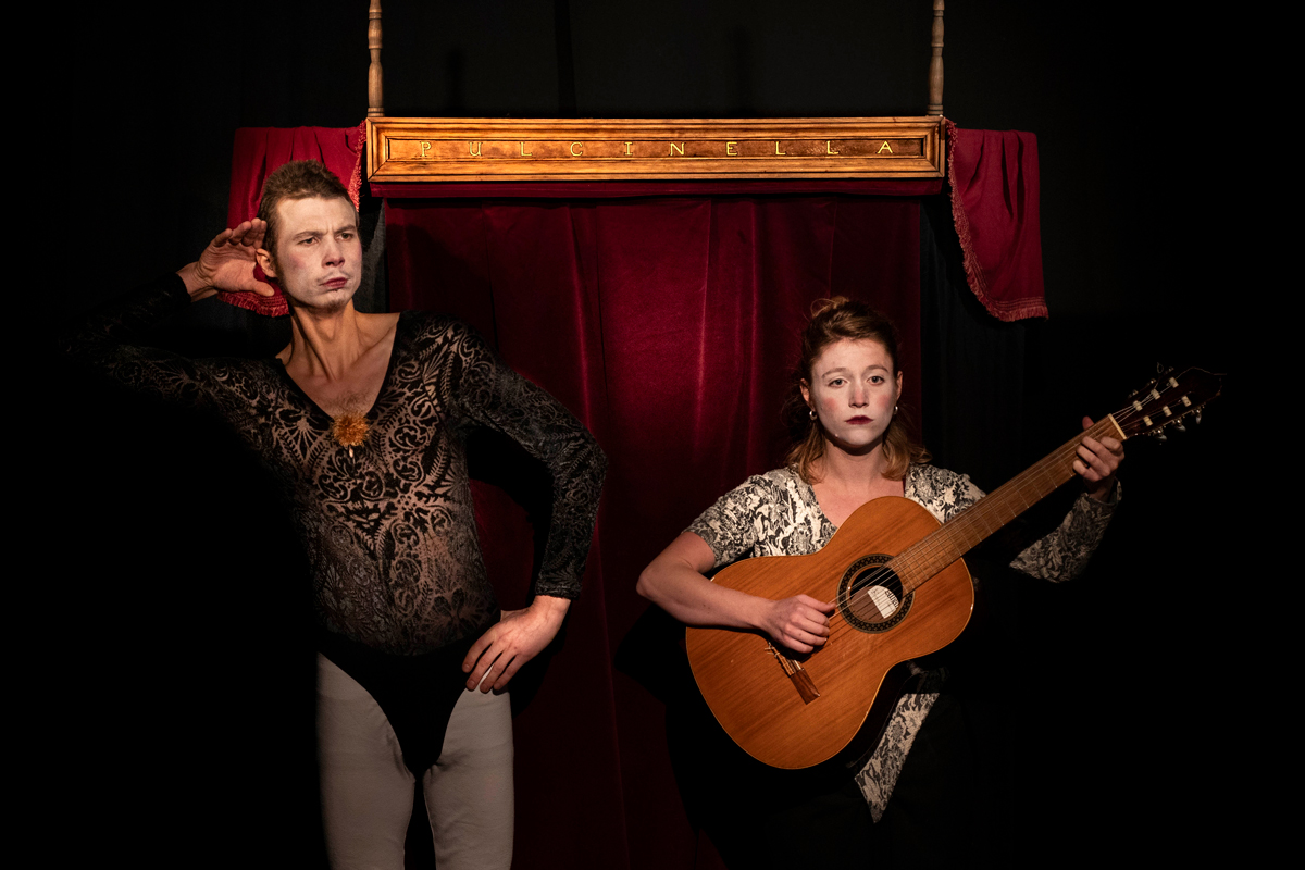 La compañía francesa Théâtre Gudule mezcla música y humor en una propuesta de inspiración cabaretera.