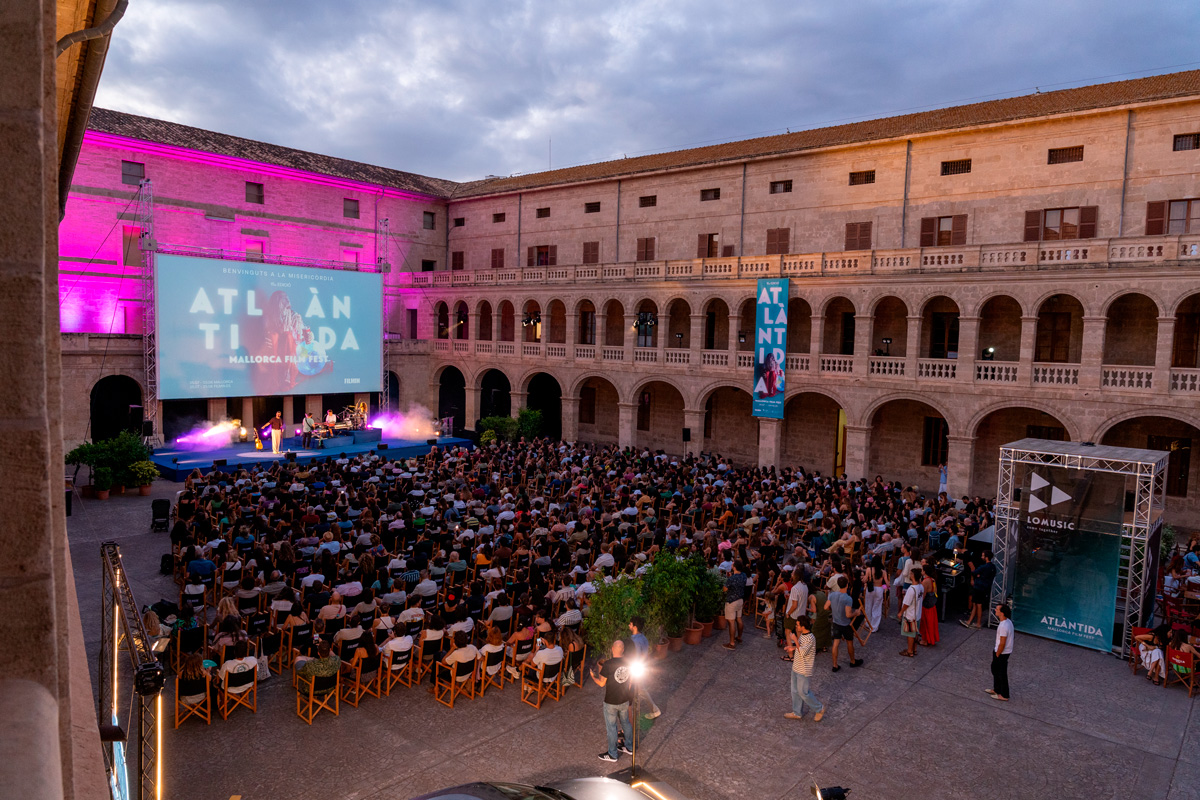 Proyección del Atlàntida Mallorca Film Fest en un patio histórico de Palma