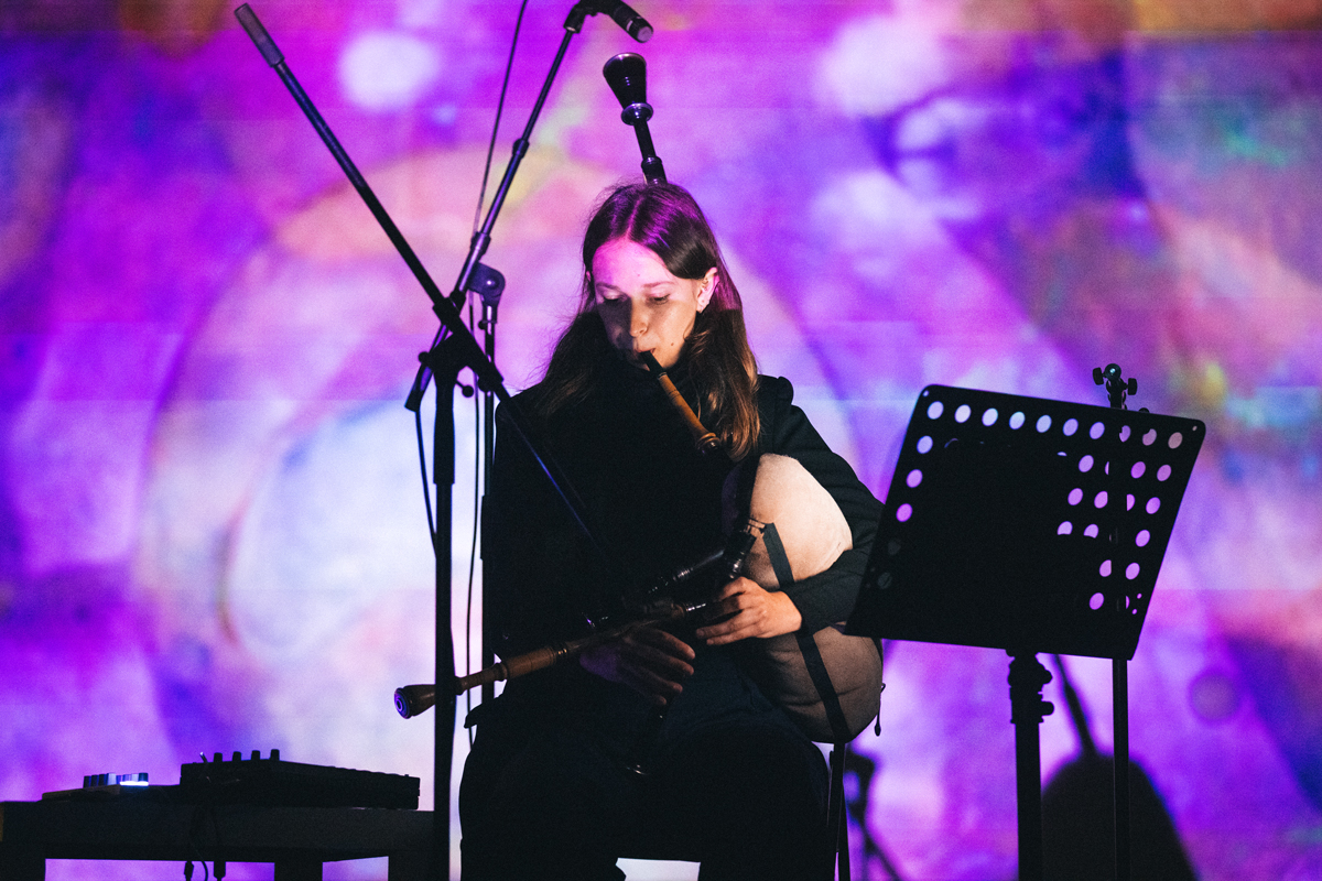 La intérprete Carme López y la artista visual Irene Sáenz durante una performance audiovisual en Curtocircuíto