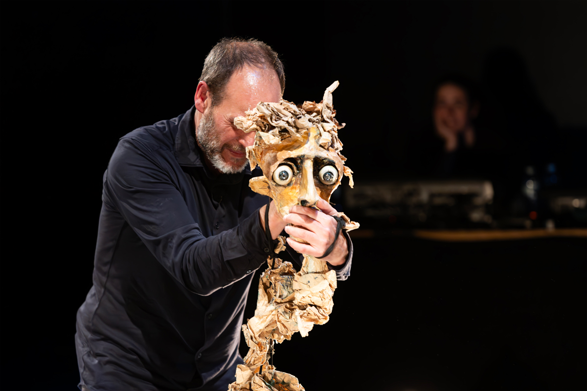 Javier Aranda manipula uno de sus títeres en una escena de teatro visual
