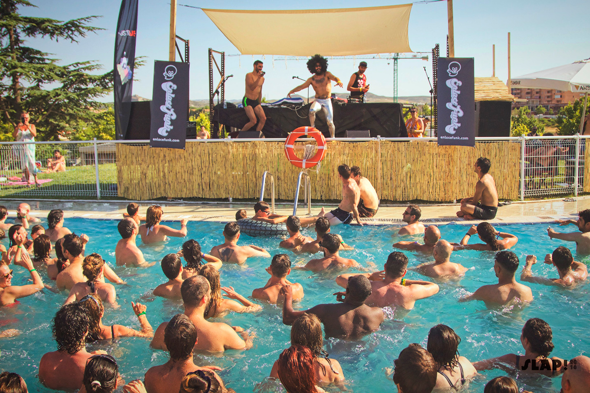 Asistentes al SLAP! Festival durante una sesión junto a la piscina