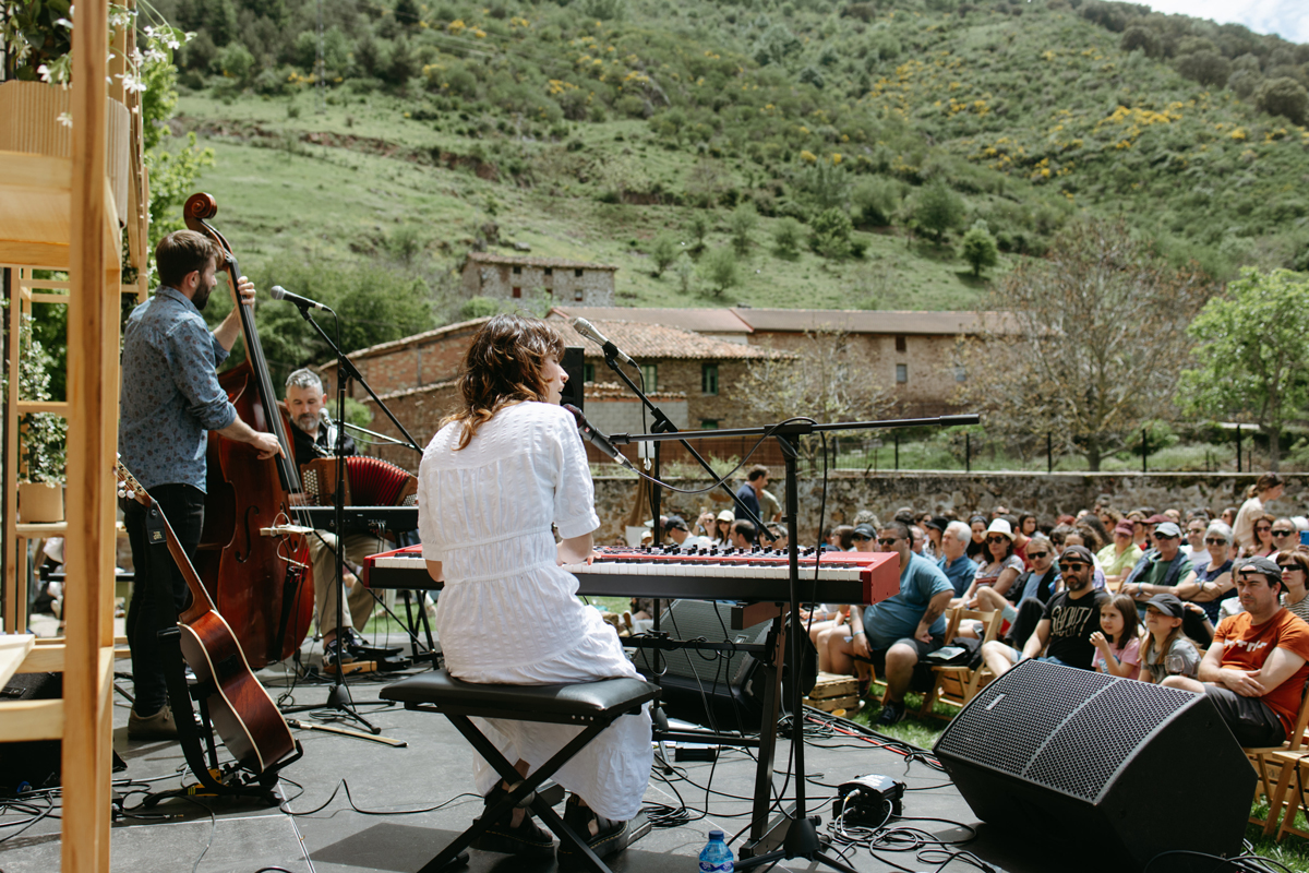 Una actuación de Sierra Sonora en los jardines de una casa indiana.