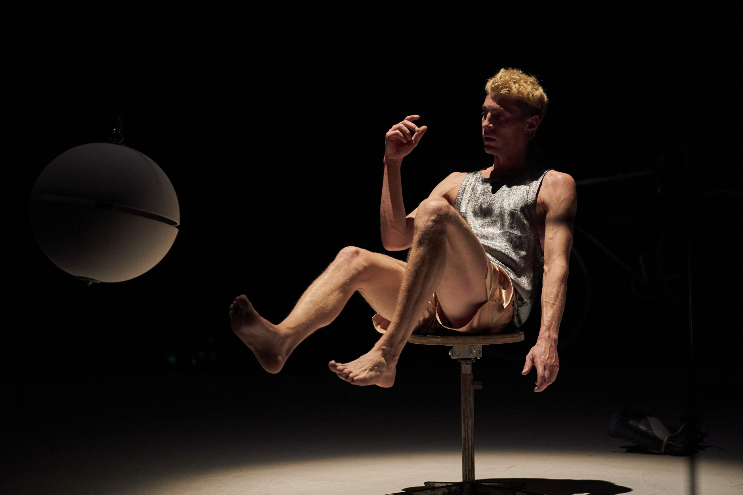 El artista suizo Julian Vogel durante una escena de Ceramic Circus, un espectáculo de circo contemporáneo presentado en el Grec Festival de Barcelona 2026.