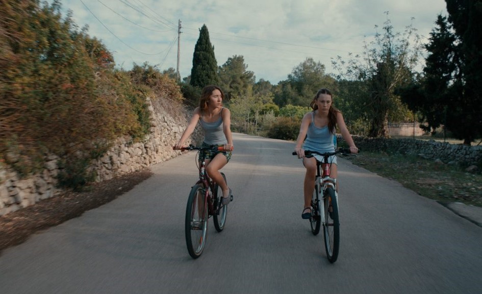 Zoe Stein y otra protagonista recorren en bicicleta los caminos del norte de Mallorca en Forastera.