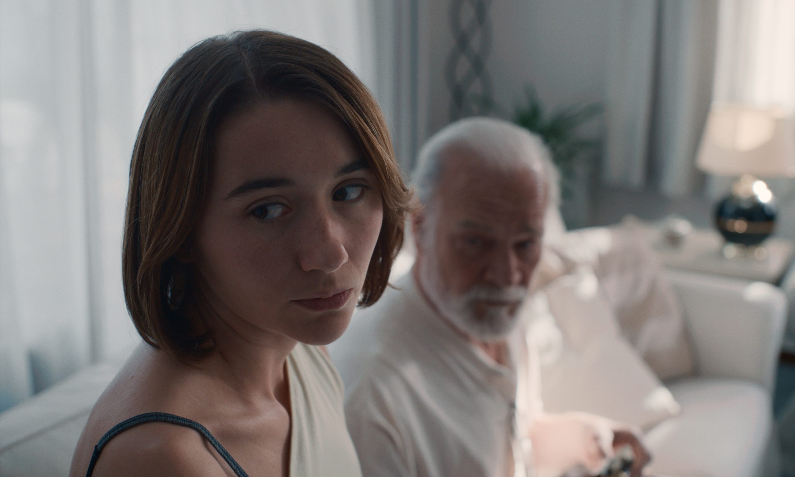 Zoe Stein y Lluís Homar en una escena de Forastera, película dirigida por Lucía Aleñar.