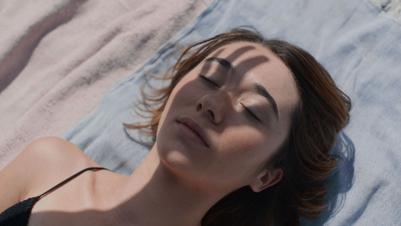 Zoe Stein interpreta a Cata en una escena de Forastera, rodada en las playas del norte de Mallorca.