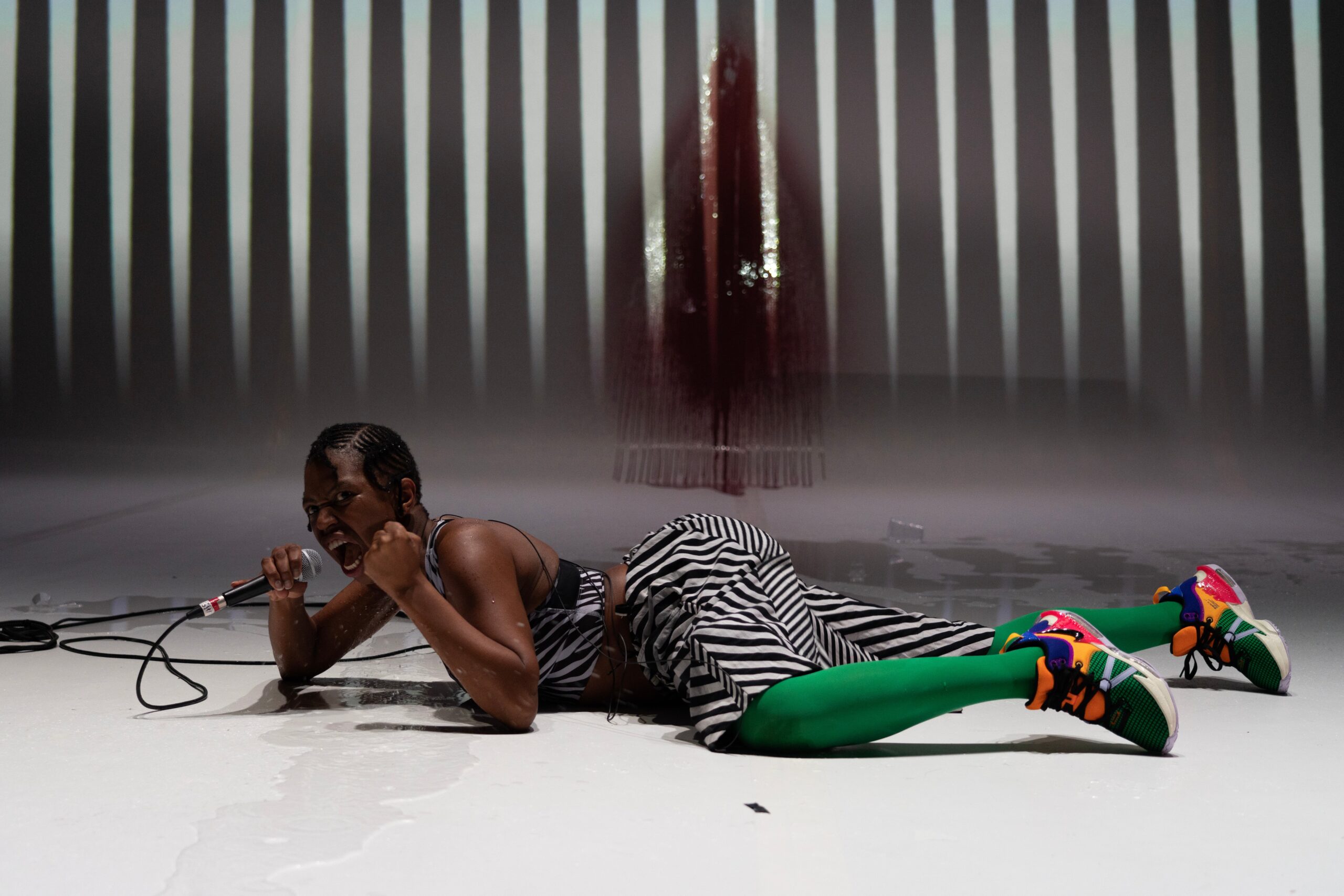 Ntando Cele durante una escena de SPAfrica, la performance de Studio Julian Hetzel presentada en el Festival Grec 2026.