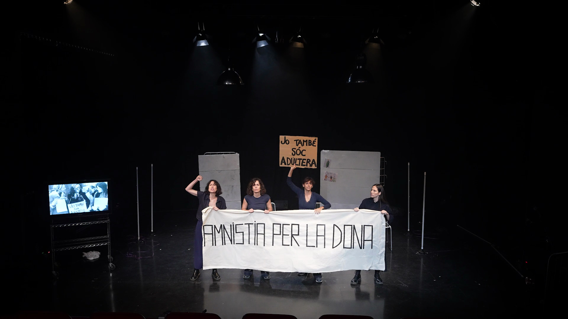Escena de la obra documental Nosaltres, mortals, de Sara Sors, sobre la historia de las prisiones de mujeres, en el Grec Festival de Barcelona 2026.