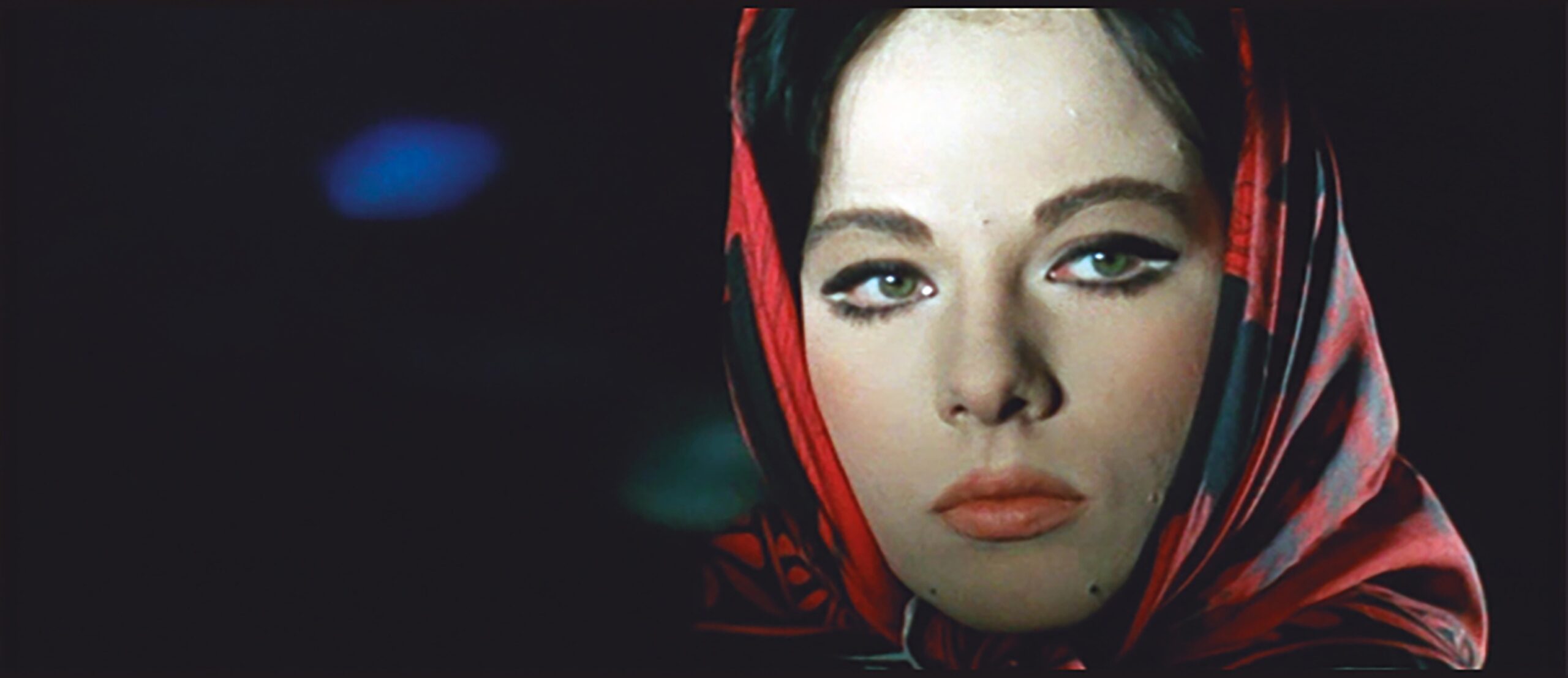 Fotograma de la película de Jacques Deray, 'Avec la peau des autres' / To Skin a Spy (Red siniestra).