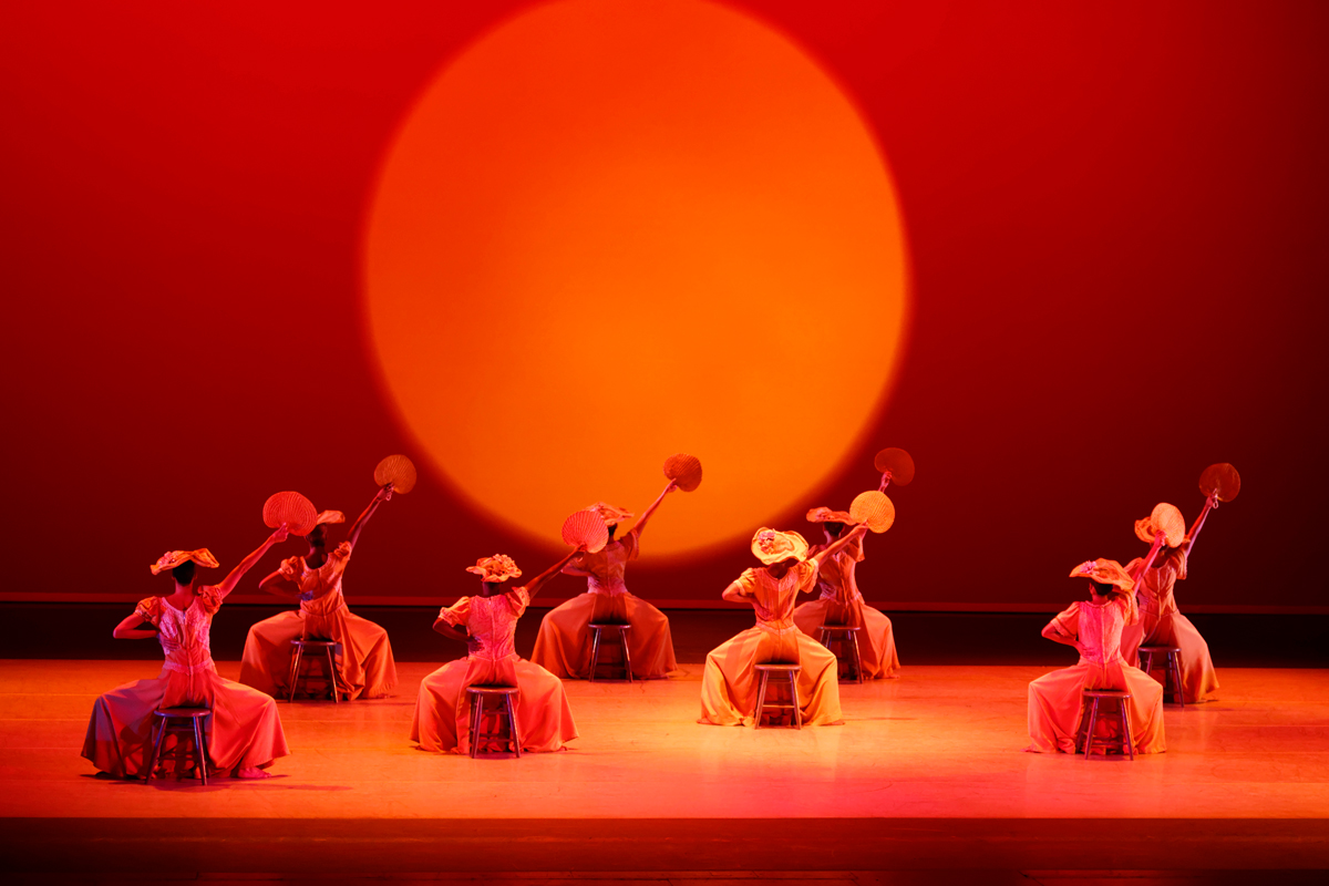 Alvin Ailey American Dance Theater en Revelations, de Alvin Ailey. Foto: Pierre Wachholder.