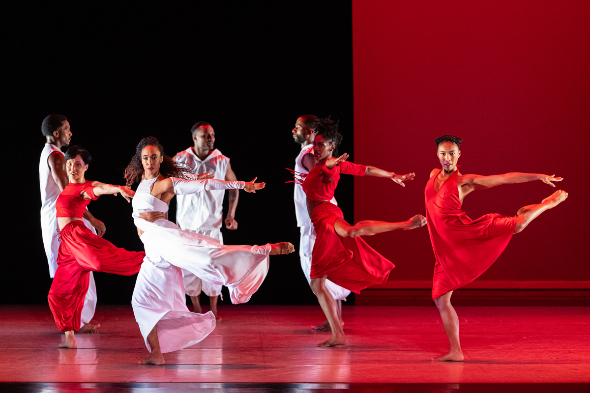 Alvin Ailey American Dance Theater en la coreografía Grace de Ronald K. Brown