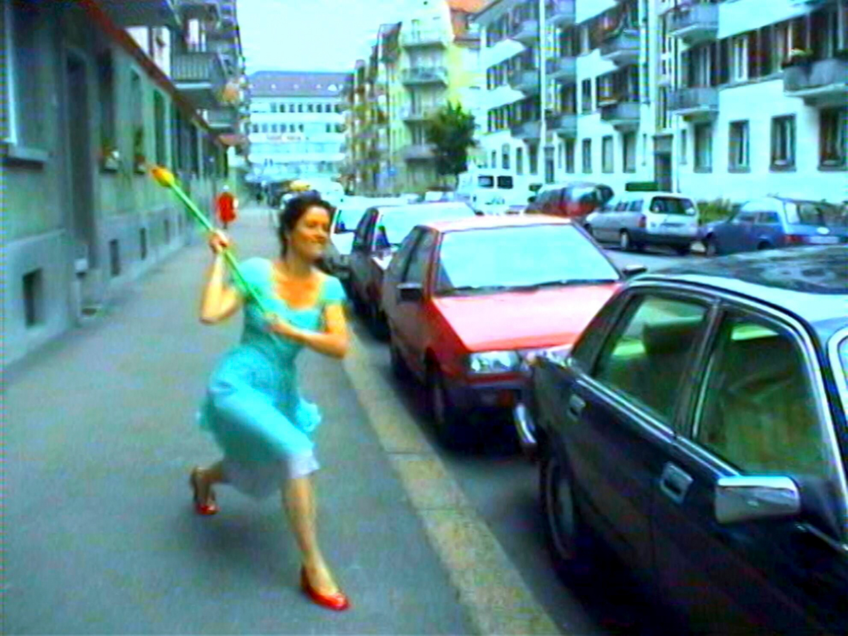 Pipilotti Rist. 'Ever Is Over All', 1997. Instalación de audio y vídeo (captura de vídeo). Cortesía de la artista, Hauser & Wirth y Luhring Augustine. © Pipilotti Rist, VEGAP, Bilbao 2025.