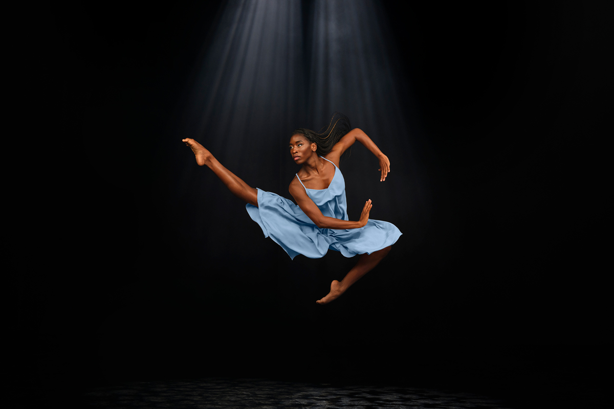 Caroline T. Dartey, bailarina de la Alvin Ailey American Dance Theater. Foto: Andrew Eccles.